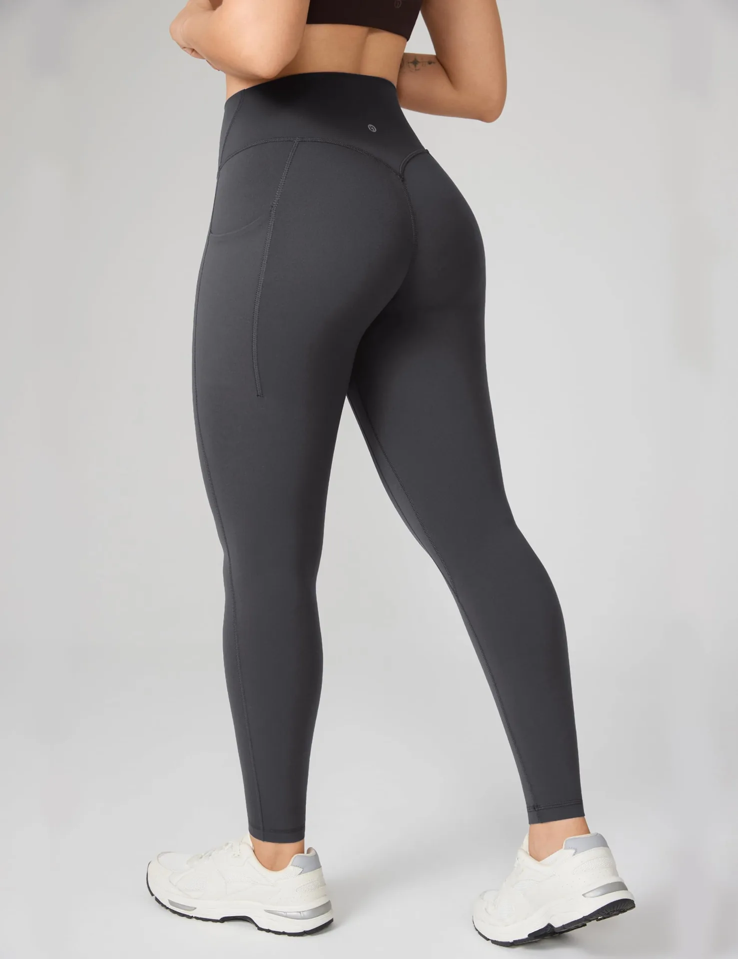 Charcoal UNISSU leggings seen from behind
